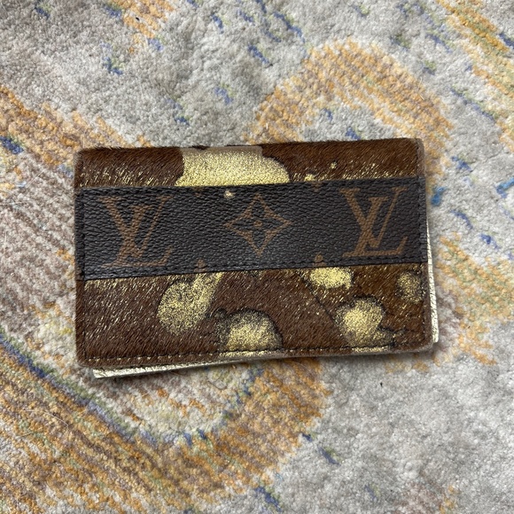 Cowhide Louis Vuitton cardholder - Picture 1 of 4